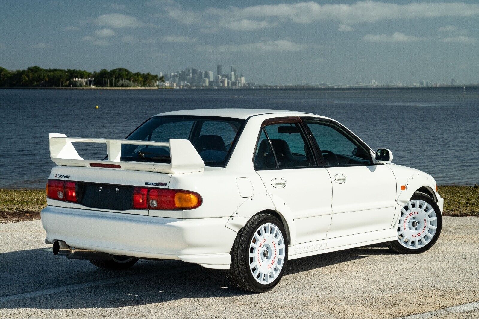 Mitsubishi-Lancer-1995-Sedan-18