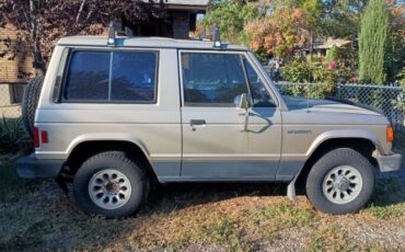 Mitsubishi-Montero-1988-Gold-Brown