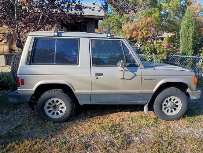 Mitsubishi-Montero-1988-Gold-Brown