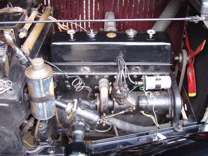 Morris-Minor-1932-Dark-Burgundy-RedBl-Burgundy-Red-Leather-3