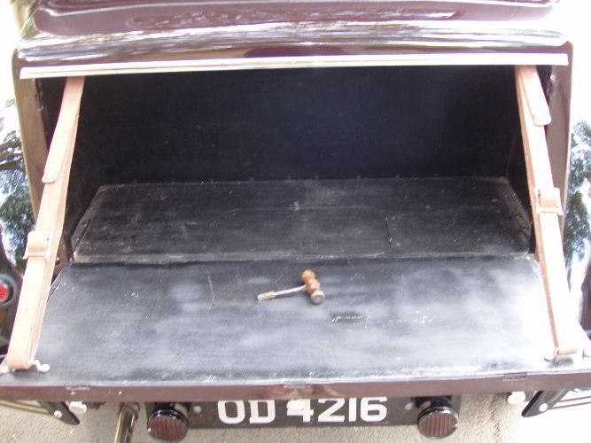 Morris-Minor-1932-Dark-Burgundy-RedBl-Burgundy-Red-Leather-4