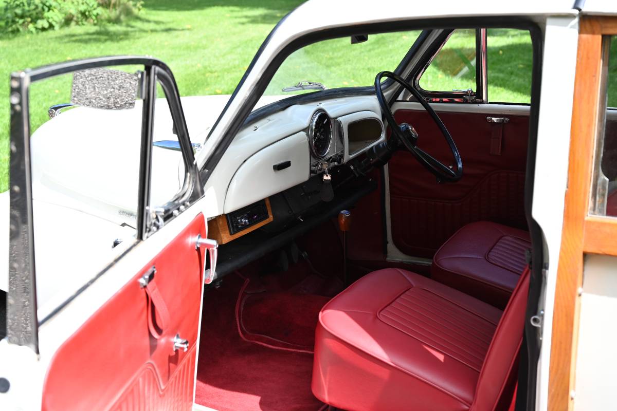 Morris-minor-traveller-1000-1968-white-11