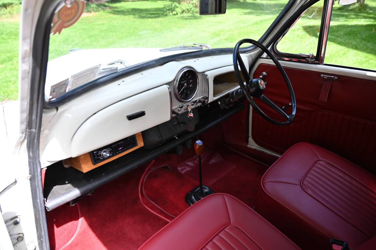 Morris-minor-traveller-1000-1968-white-12