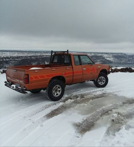 Nissan-720-1984-Orange-16