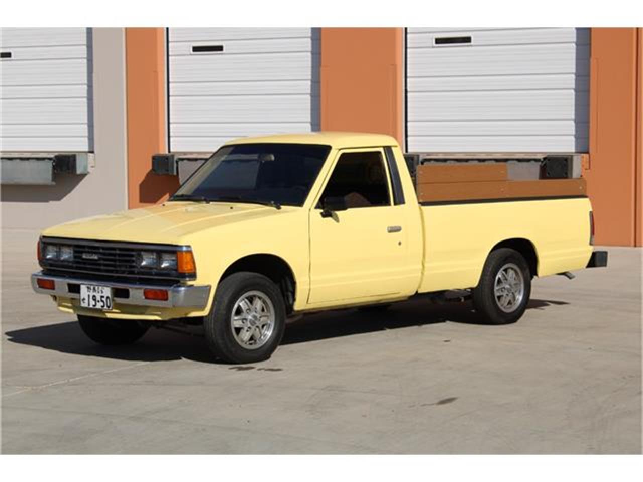 Nissan-720-1985-Yellow-Brown-1