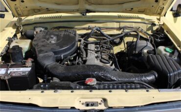 Nissan-720-1985-Yellow-Brown-10