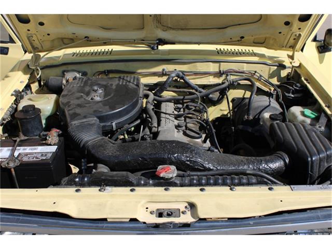 Nissan-720-1985-Yellow-Brown-10