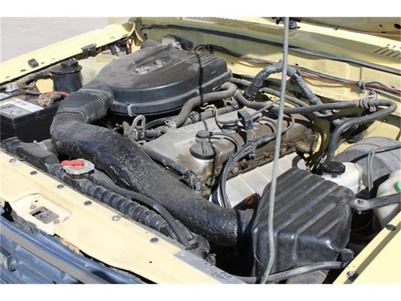 Nissan-720-1985-Yellow-Brown-26