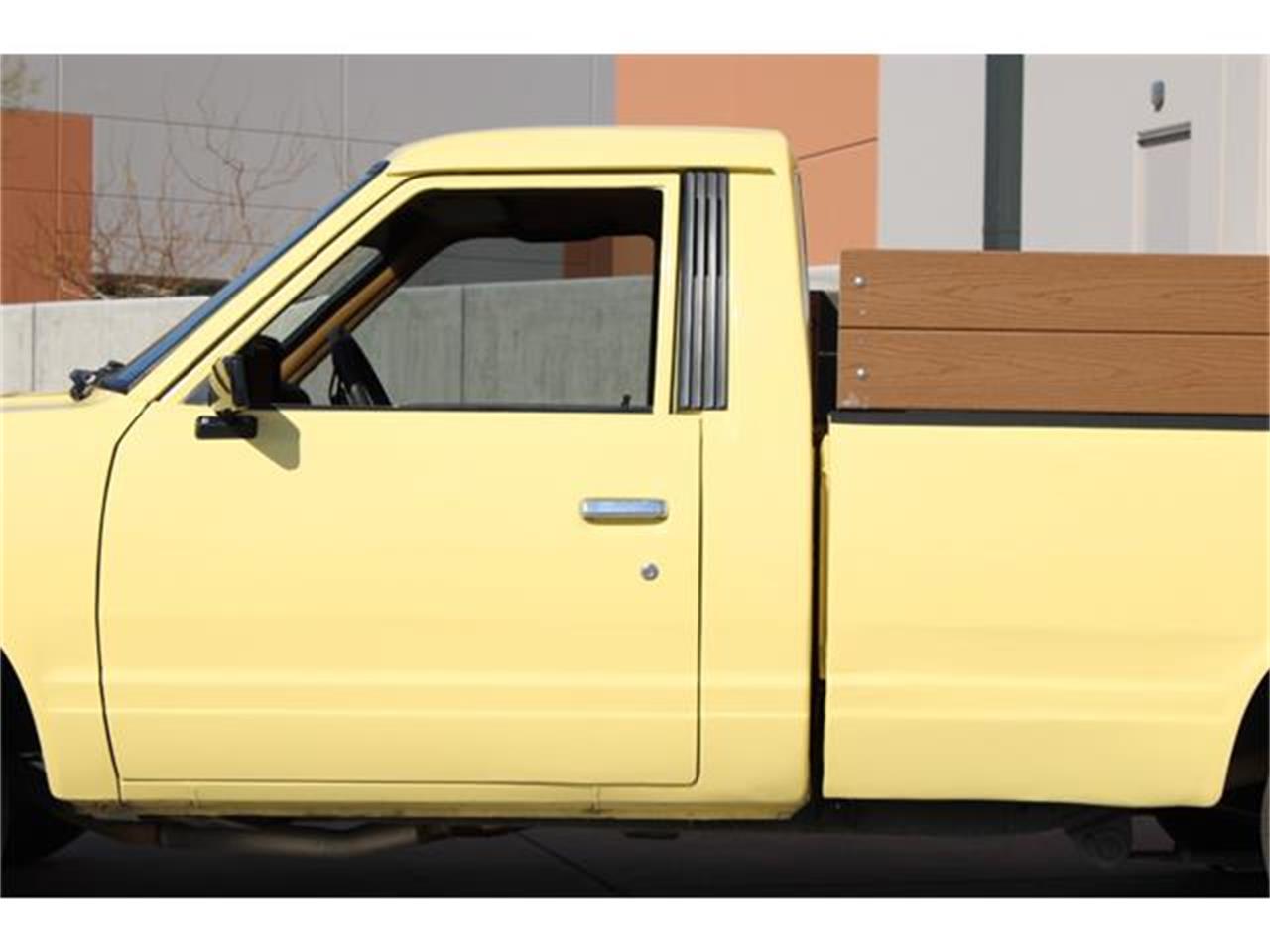 Nissan-720-1985-Yellow-Brown-3