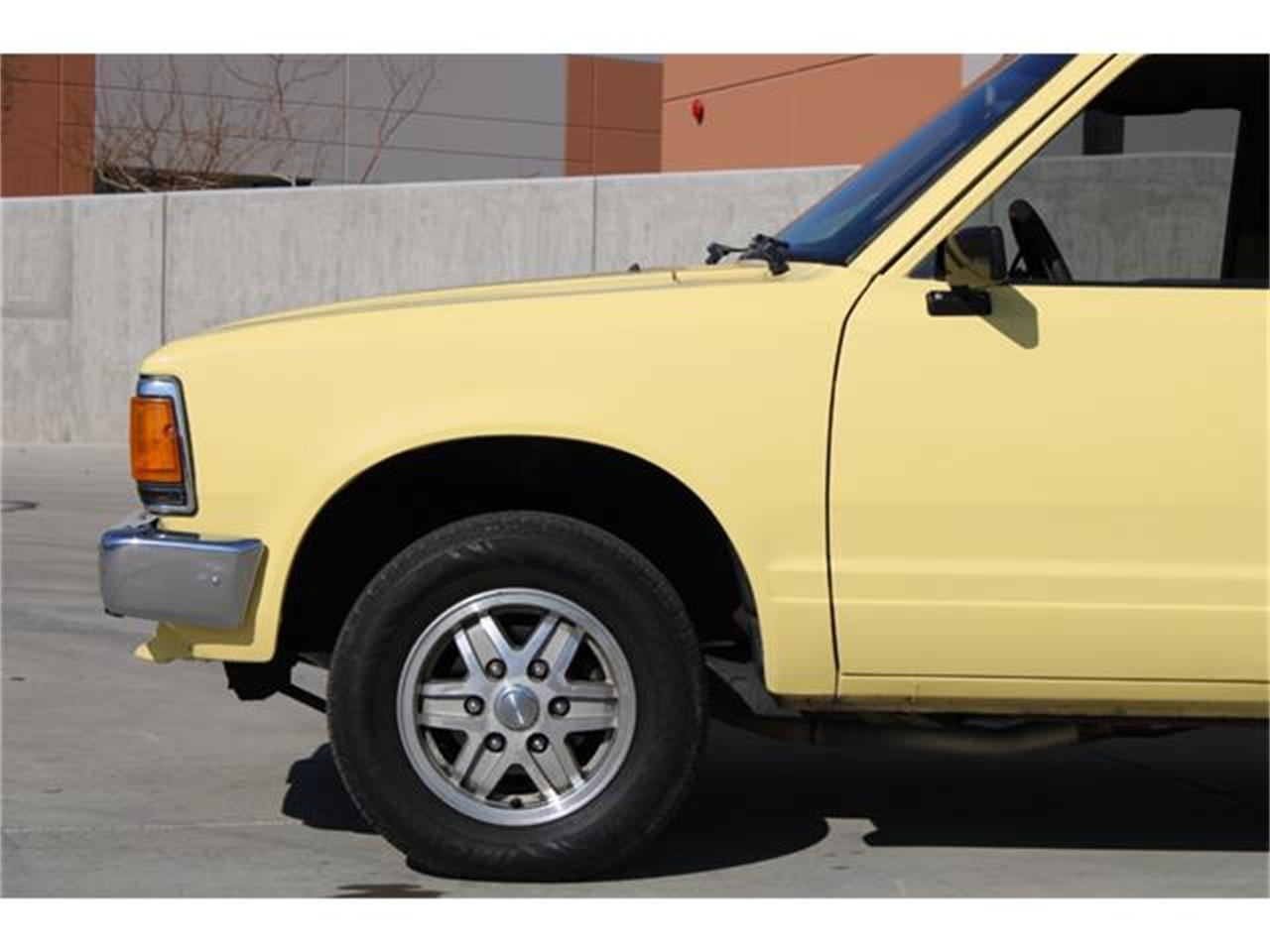 Nissan-720-1985-Yellow-Brown-30