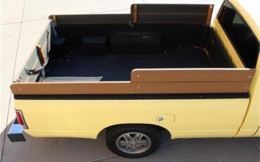 Nissan-720-1985-Yellow-Brown-5