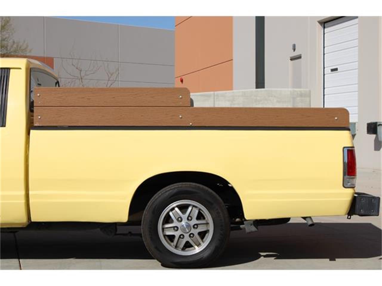 Nissan-720-1985-Yellow-Brown-7