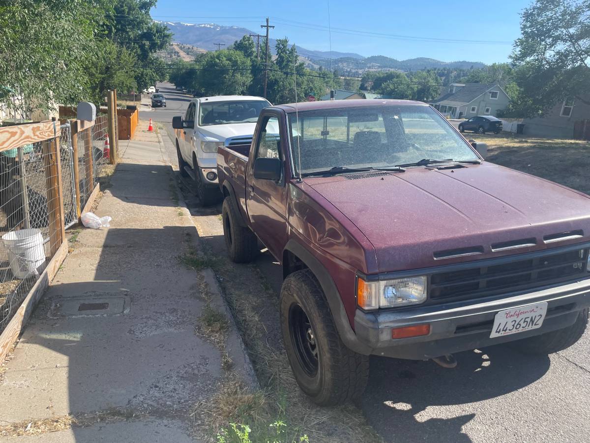 Nissan-D21-hardbody-1989-purple-1