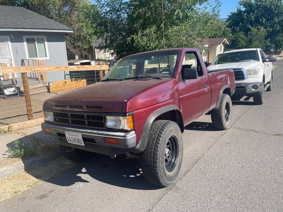 Nissan-D21-hardbody-1989-purple