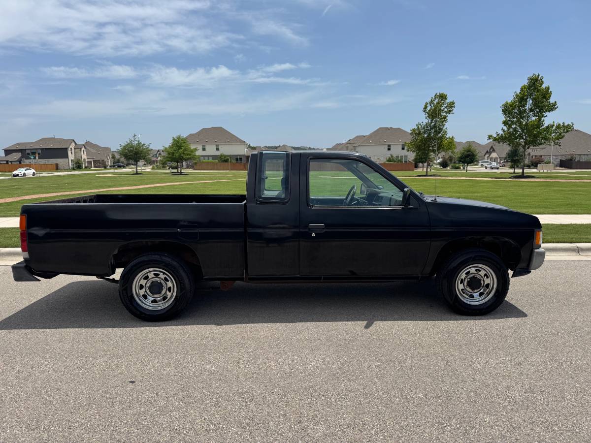 Nissan-D21-hardbody-1993-black-2