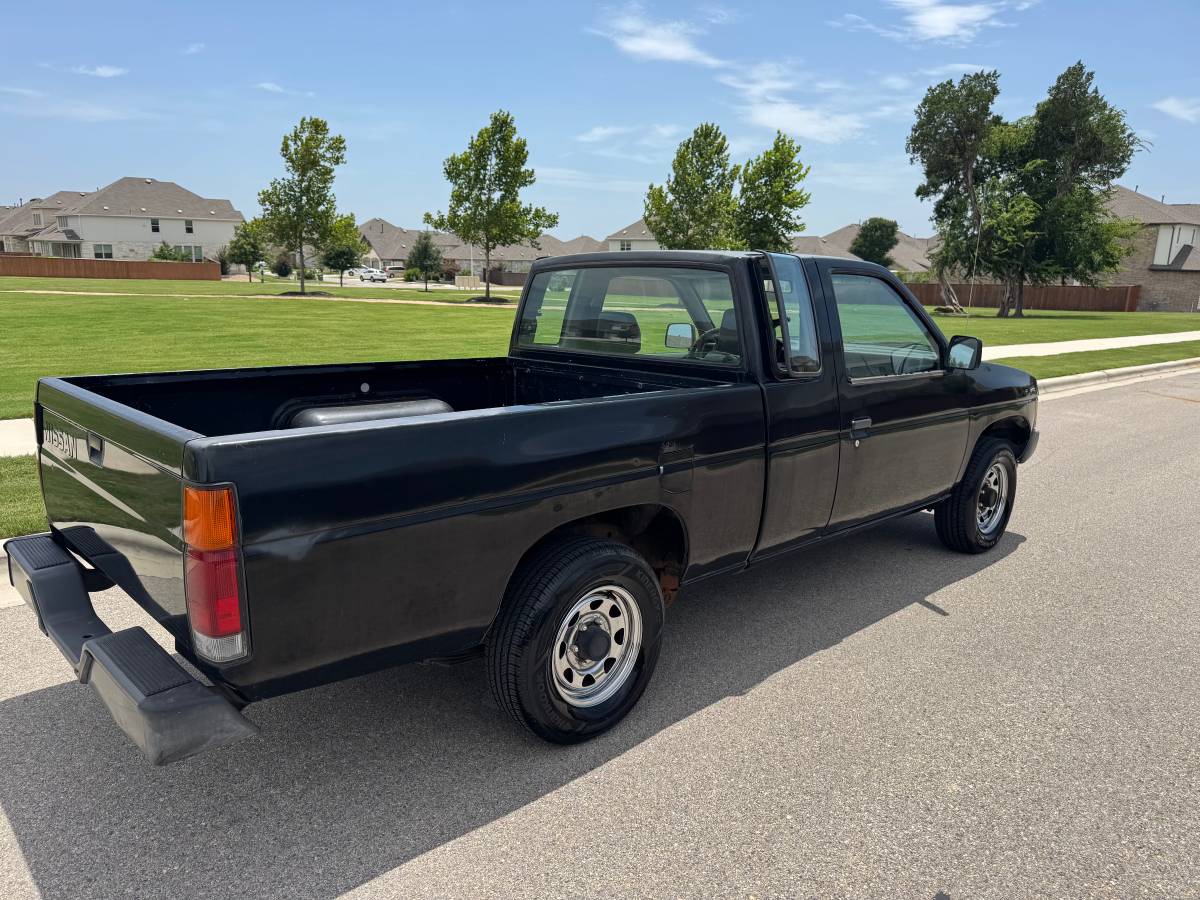 Nissan-D21-hardbody-1993-black-3
