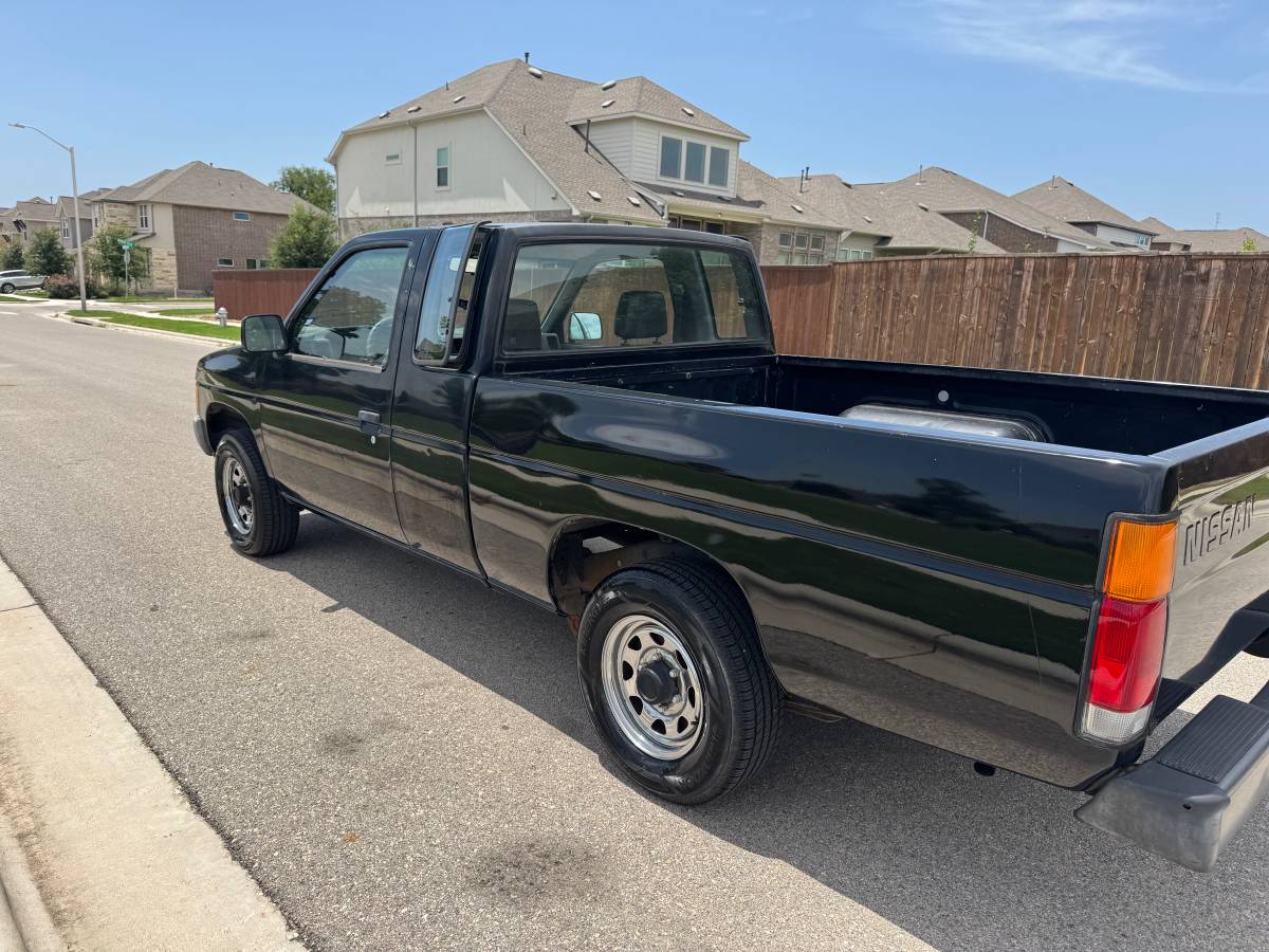 Nissan-D21-hardbody-1993-black-4