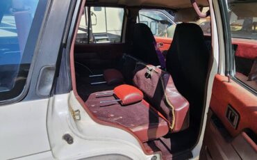 Nissan-Pathfinder-1992-white-1