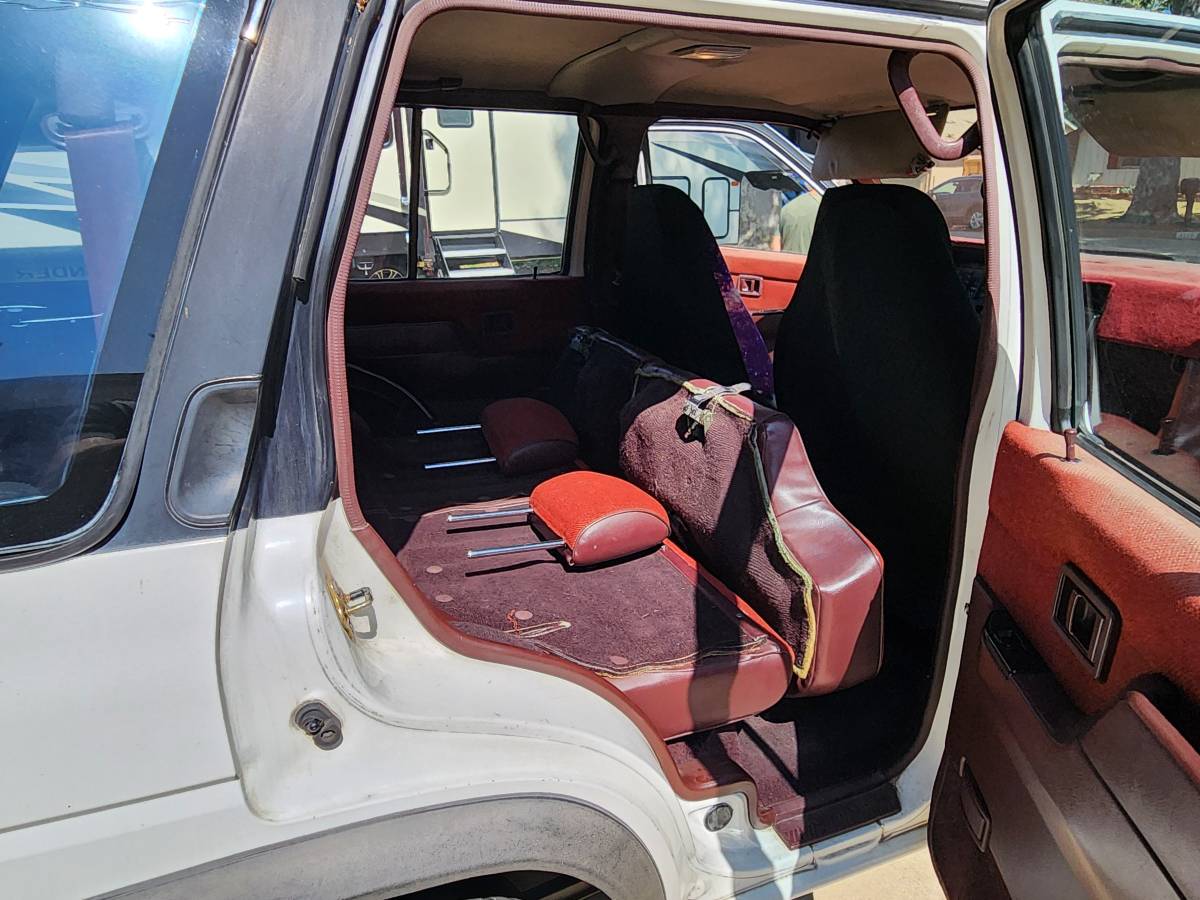Nissan-Pathfinder-1992-white-1