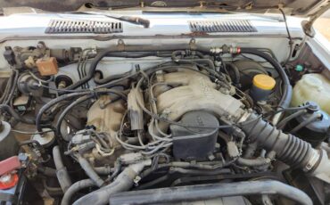 Nissan-Pathfinder-1992-white-11