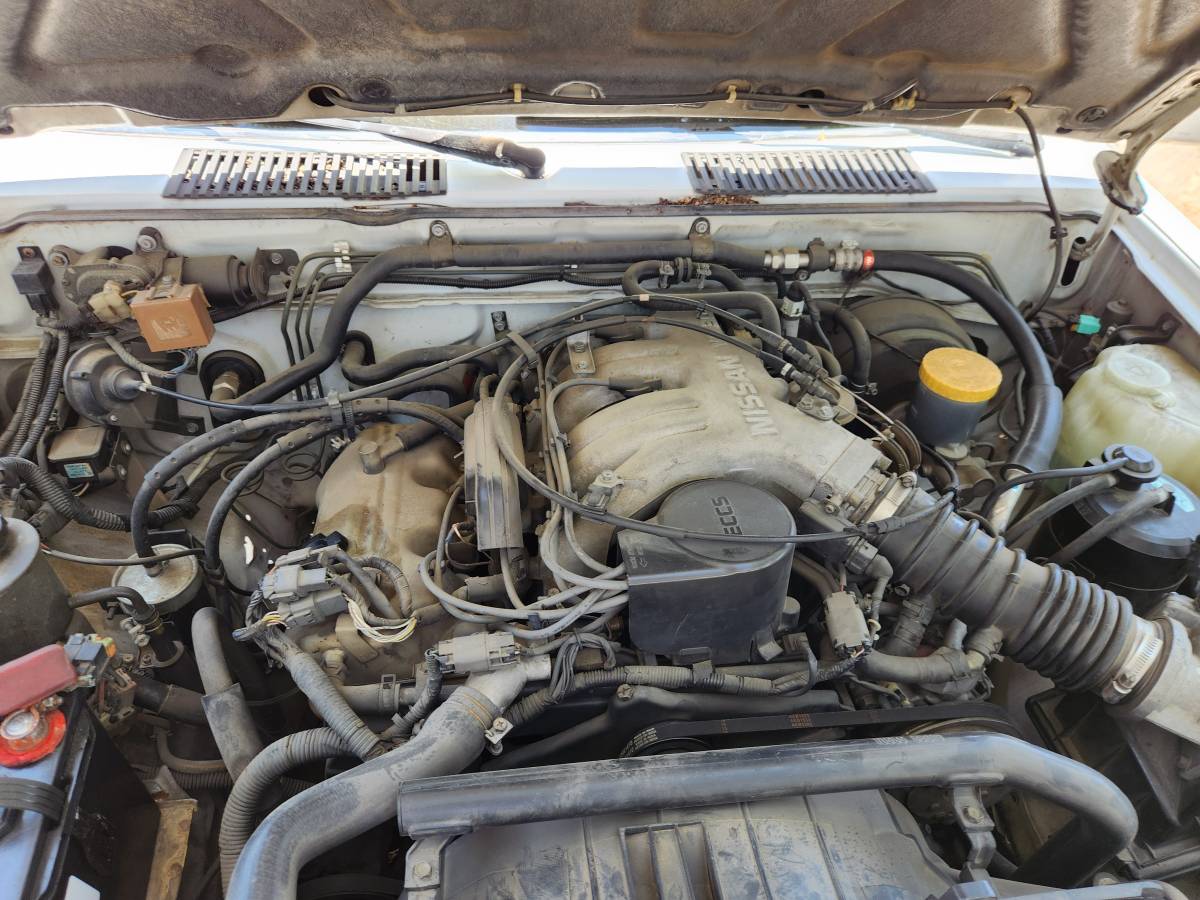 Nissan-Pathfinder-1992-white-11