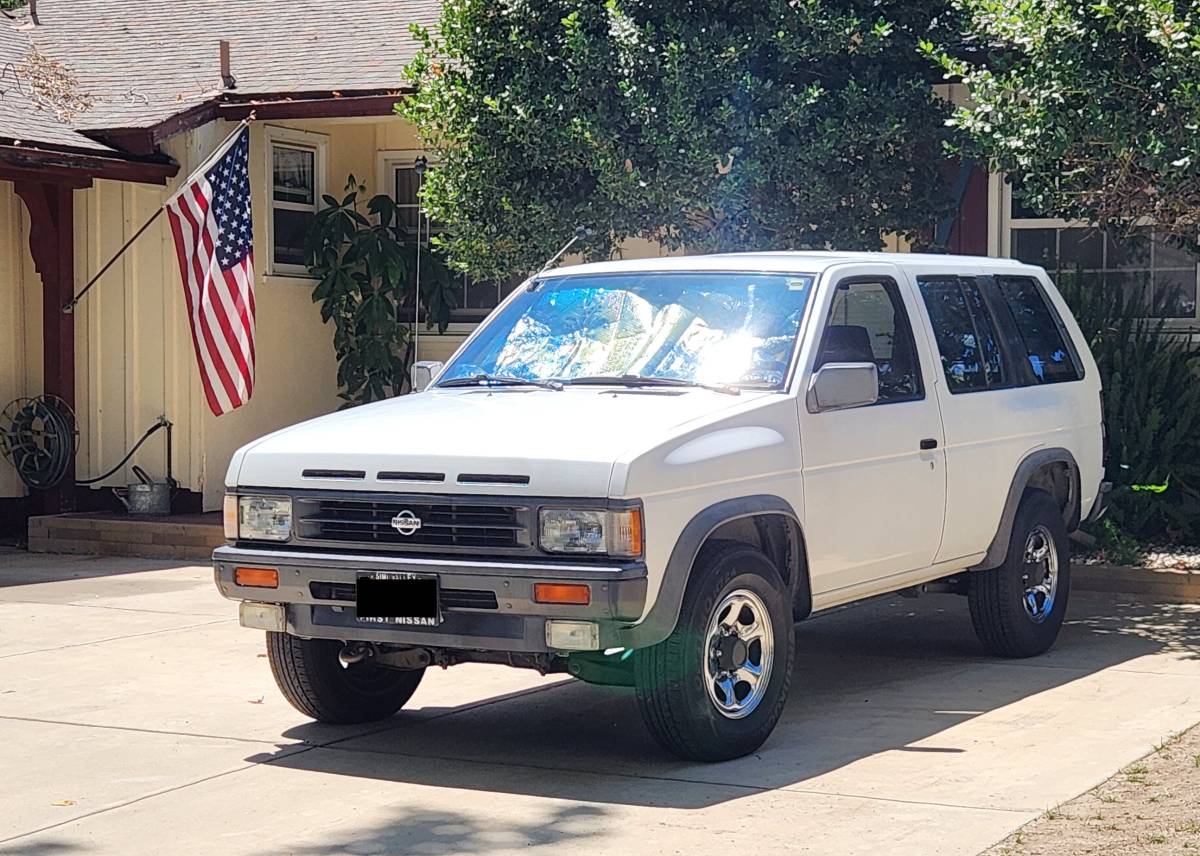 Nissan-Pathfinder-1992-white-13