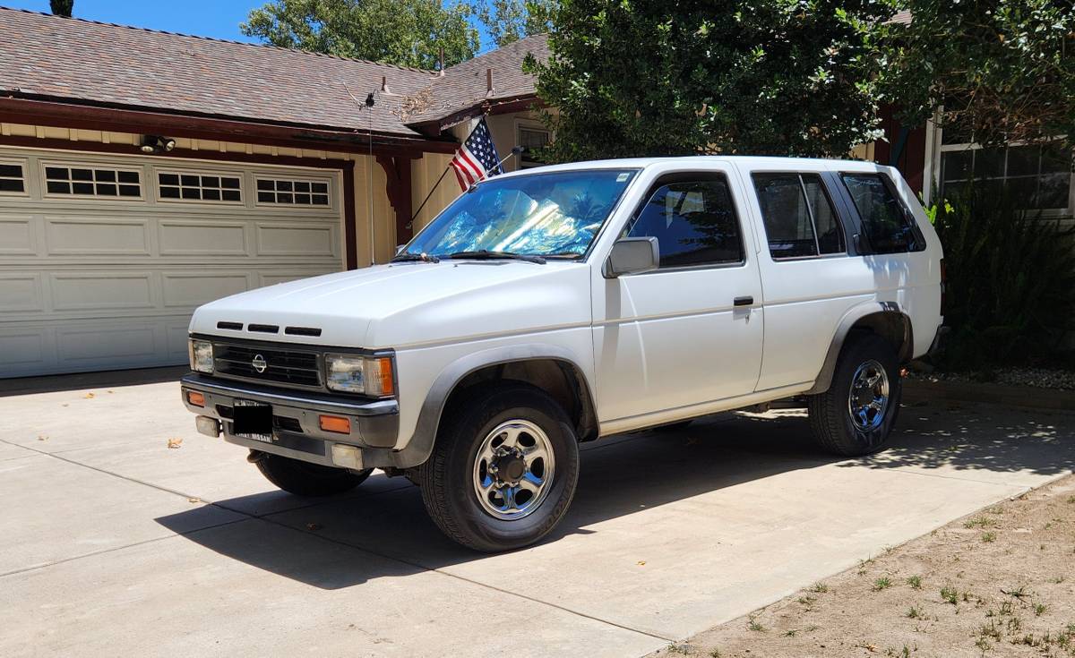 Nissan-Pathfinder-1992-white-2