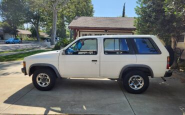 Nissan-Pathfinder-1992-white-3