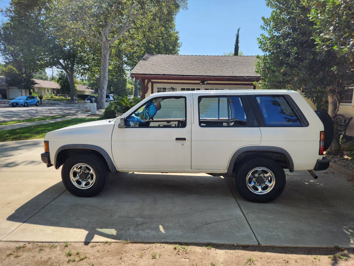 Nissan-Pathfinder-1992-white-3