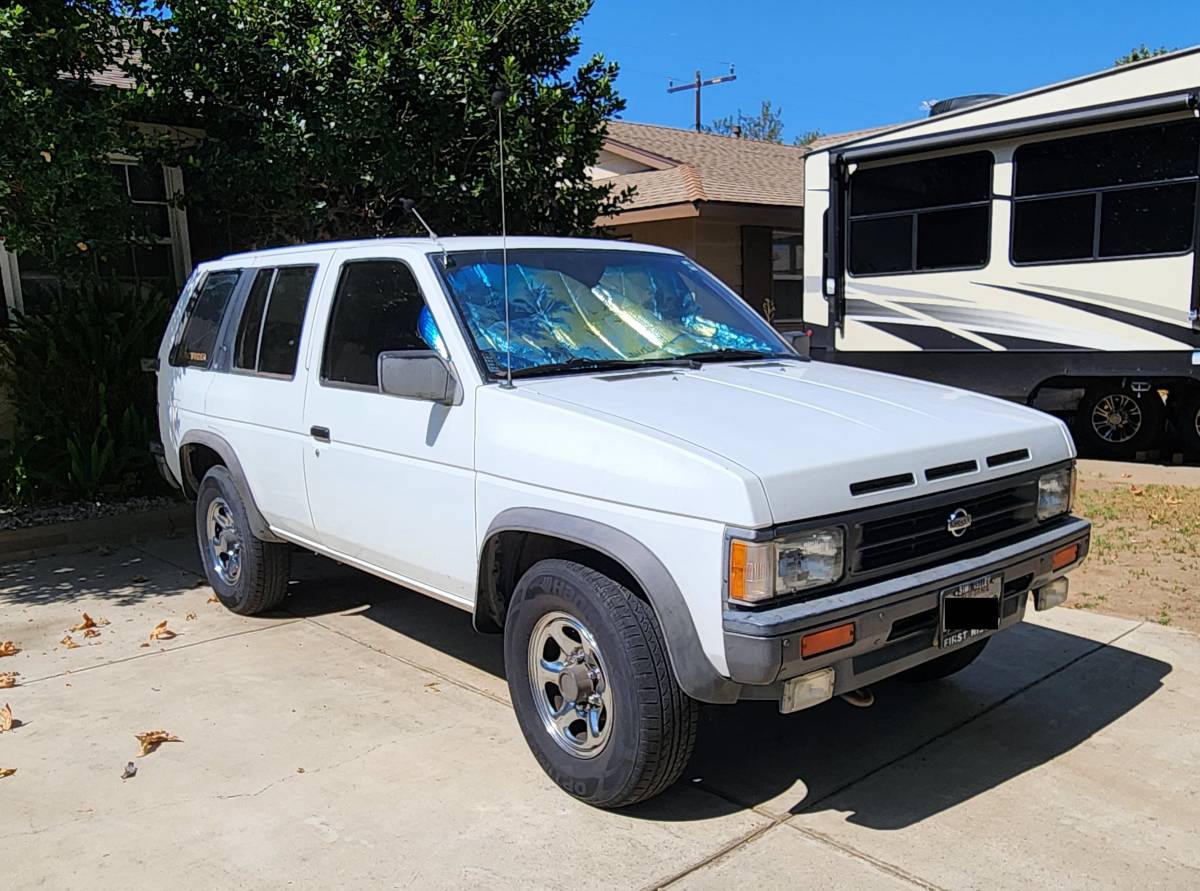 Nissan-Pathfinder-1992-white-4