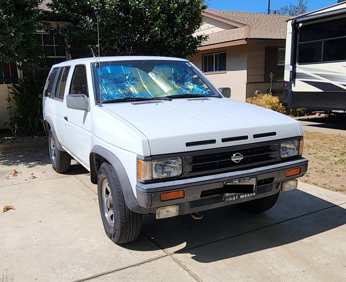 Nissan-Pathfinder-1992-white-5