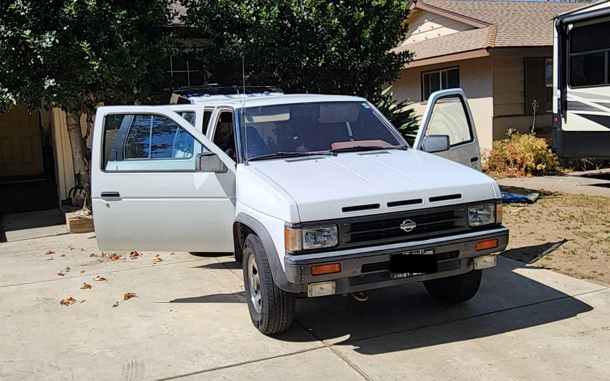Nissan-Pathfinder-1992-white-8