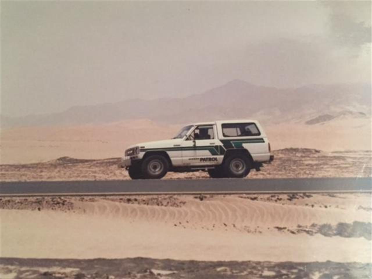 Nissan-Patrol-1983-White-Blue-19