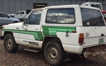 Nissan-Patrol-1983-White-Blue-2