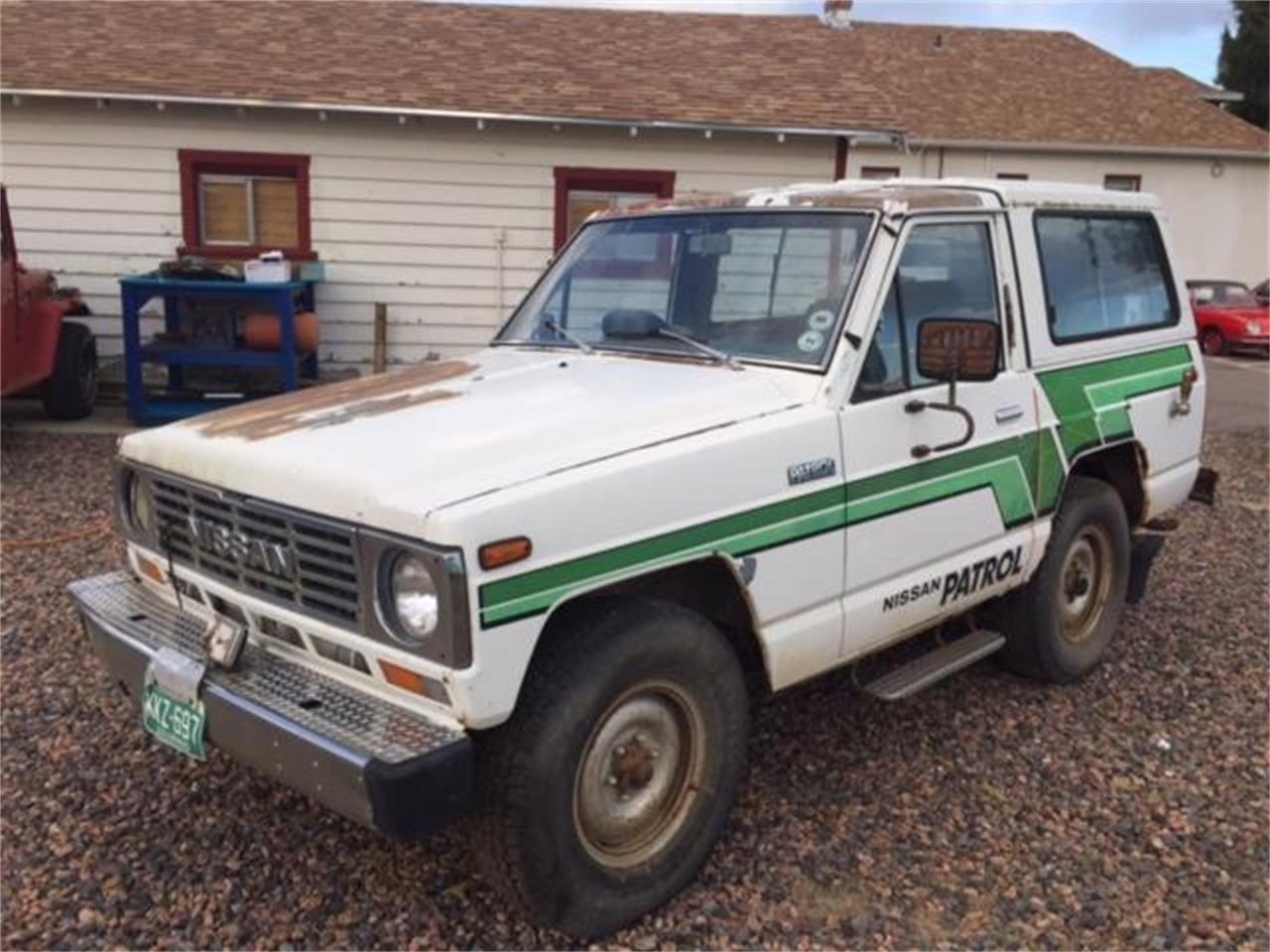 Nissan-Patrol-1983-White-Blue-37
