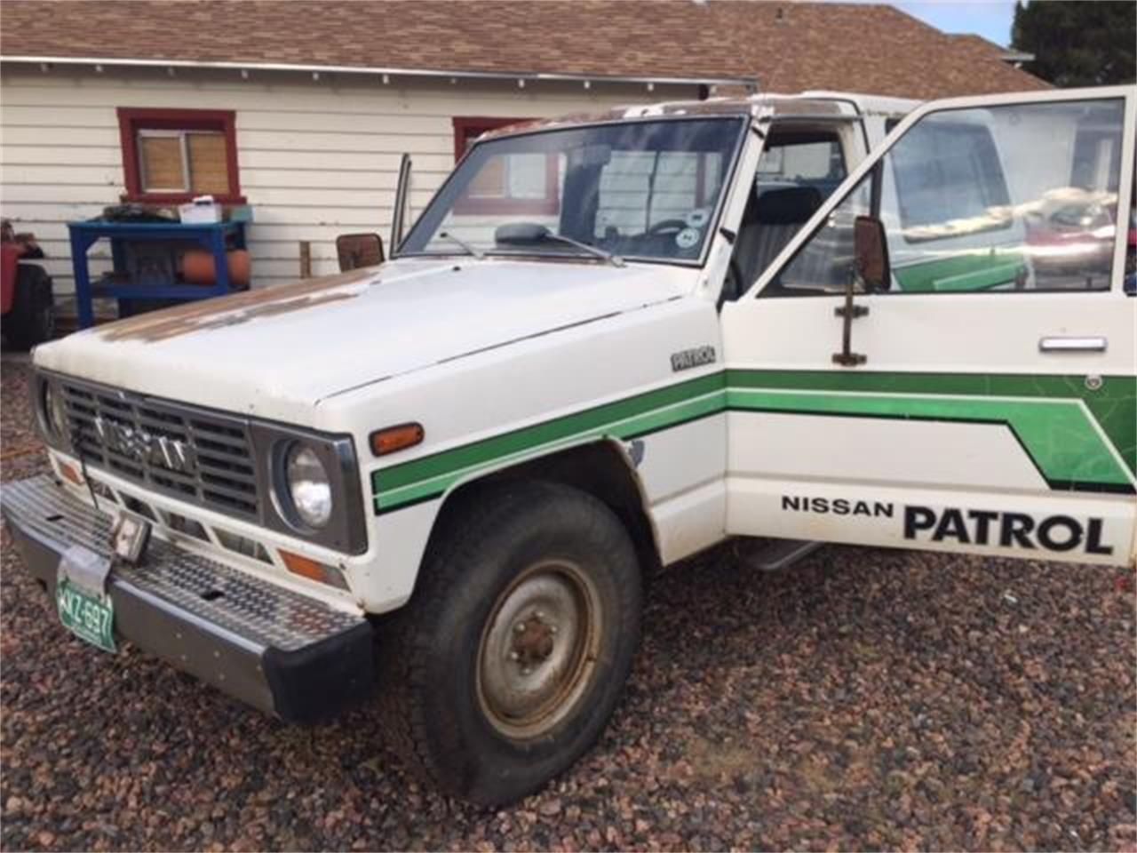 Nissan-Patrol-1983-White-Blue-42