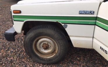 Nissan-Patrol-1983-White-Blue-5