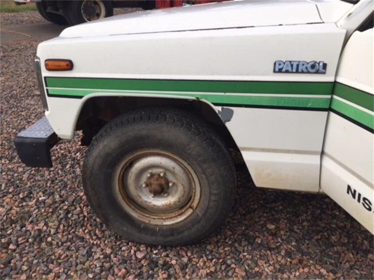 Nissan-Patrol-1983-White-Blue-5
