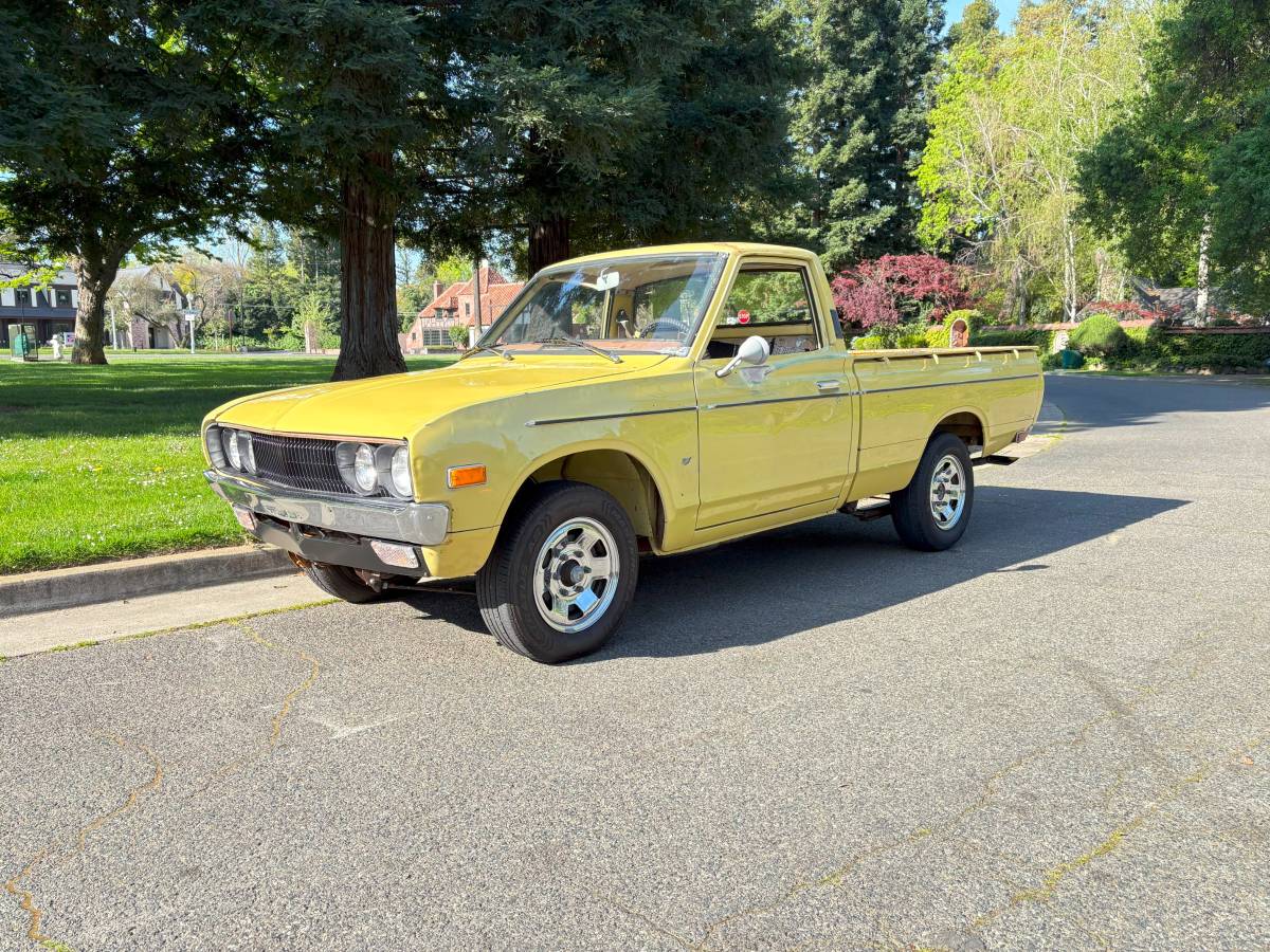 Nissan-datsun-620-1973-yellow-3