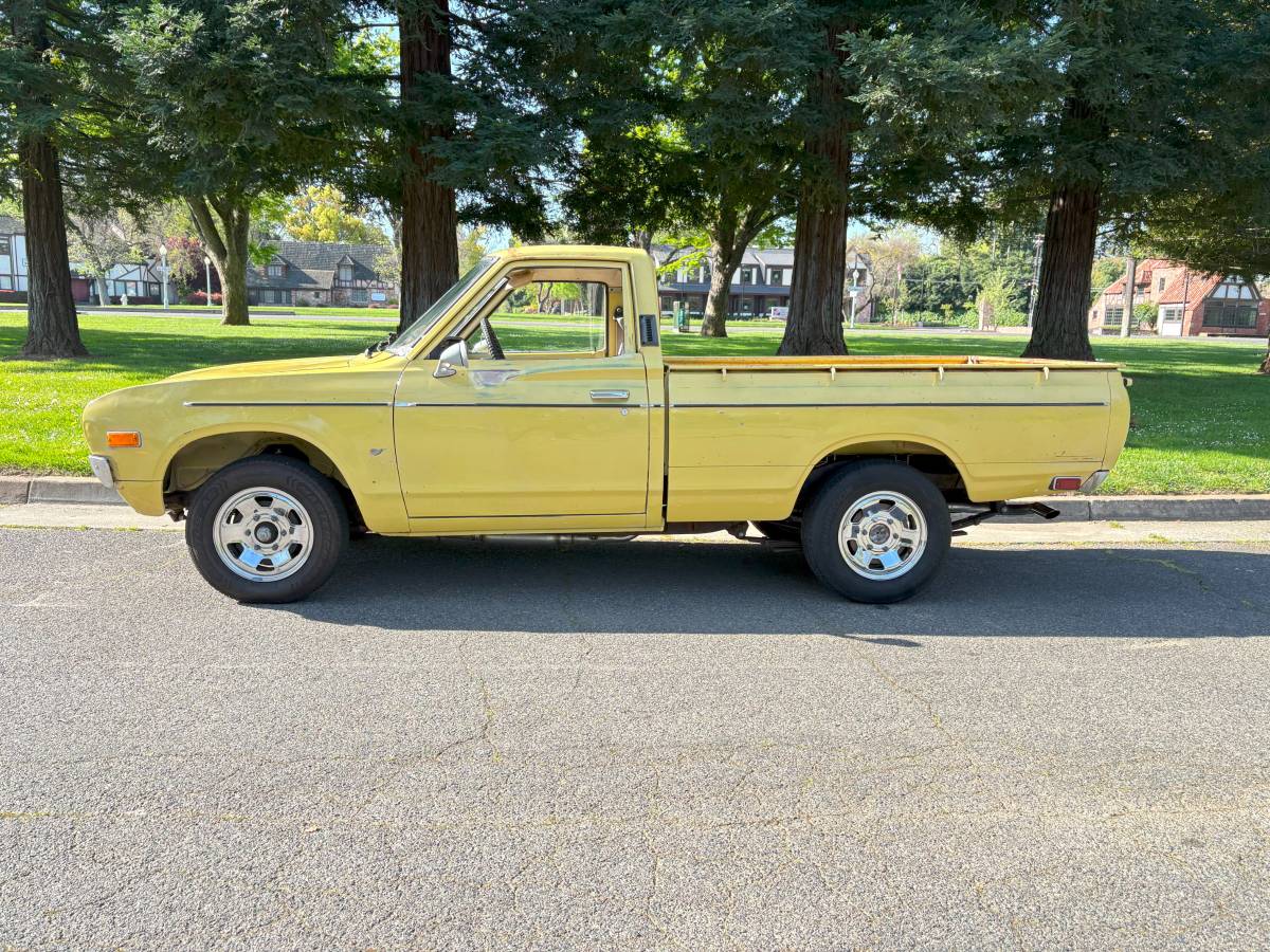 Nissan-datsun-620-1973-yellow-4