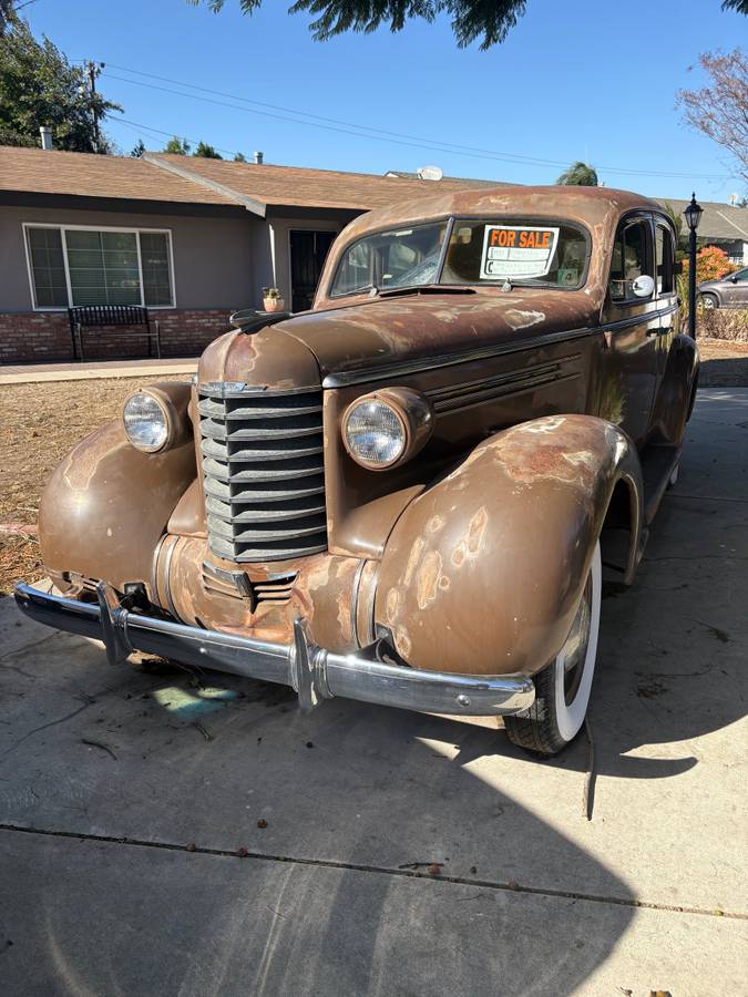 Oldsmobile-1937-brown-2