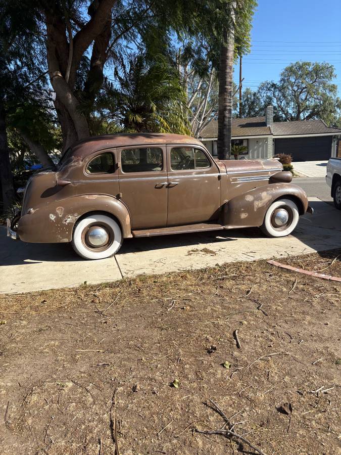 Oldsmobile-1937-brown-3