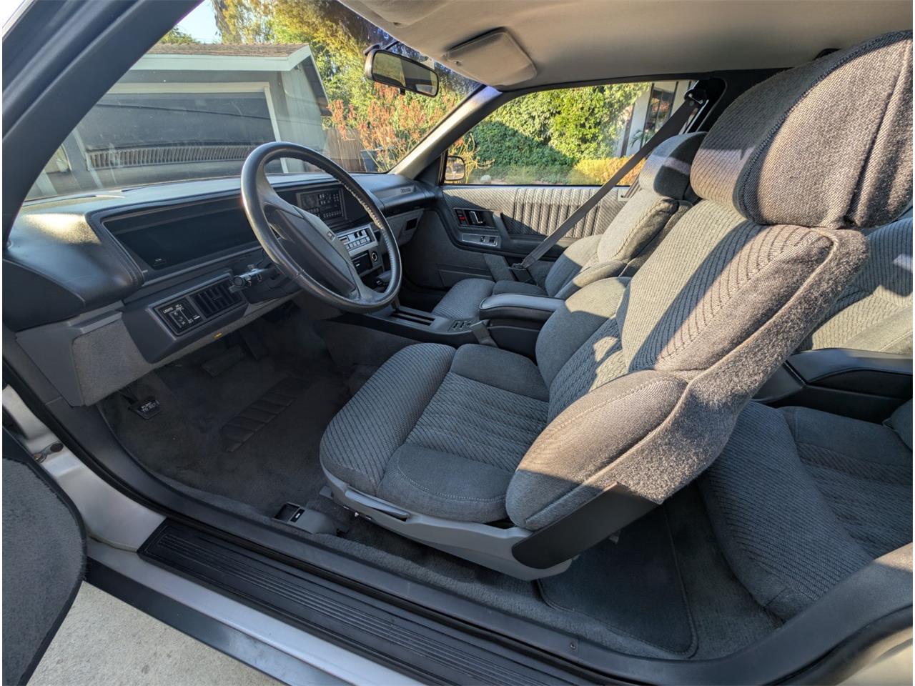 Oldsmobile-2-dr-sedan-1988-silver-gray-15