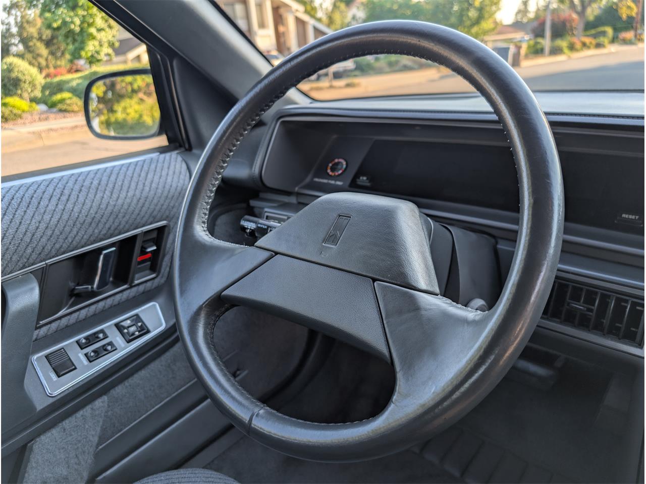 Oldsmobile-2-dr-sedan-1988-silver-gray-17
