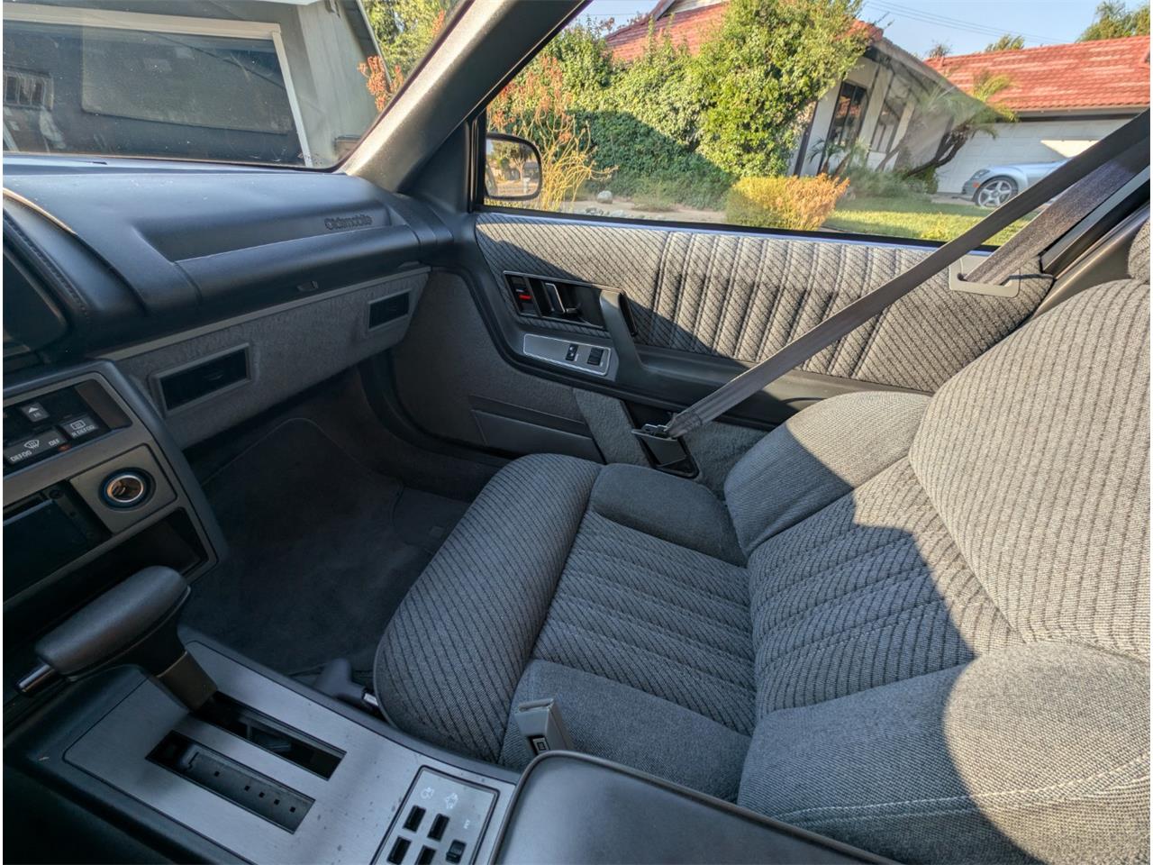 Oldsmobile-2-dr-sedan-1988-silver-gray-18