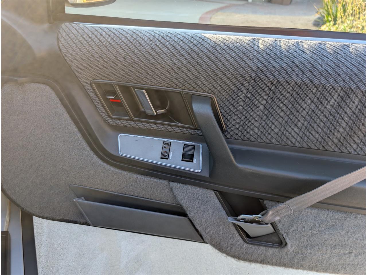 Oldsmobile-2-dr-sedan-1988-silver-gray-26