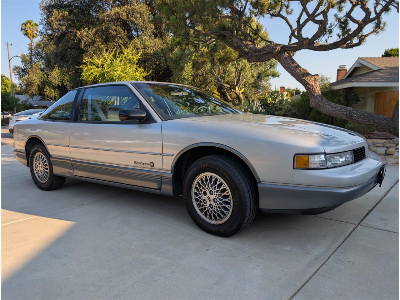 Oldsmobile-2-dr-sedan-1988-silver-gray-3