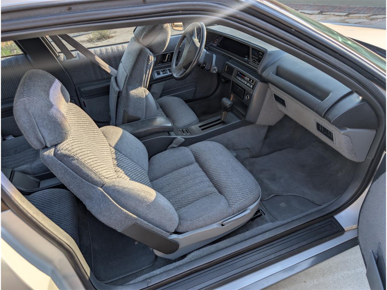 Oldsmobile-2-dr-sedan-1988-silver-gray-32