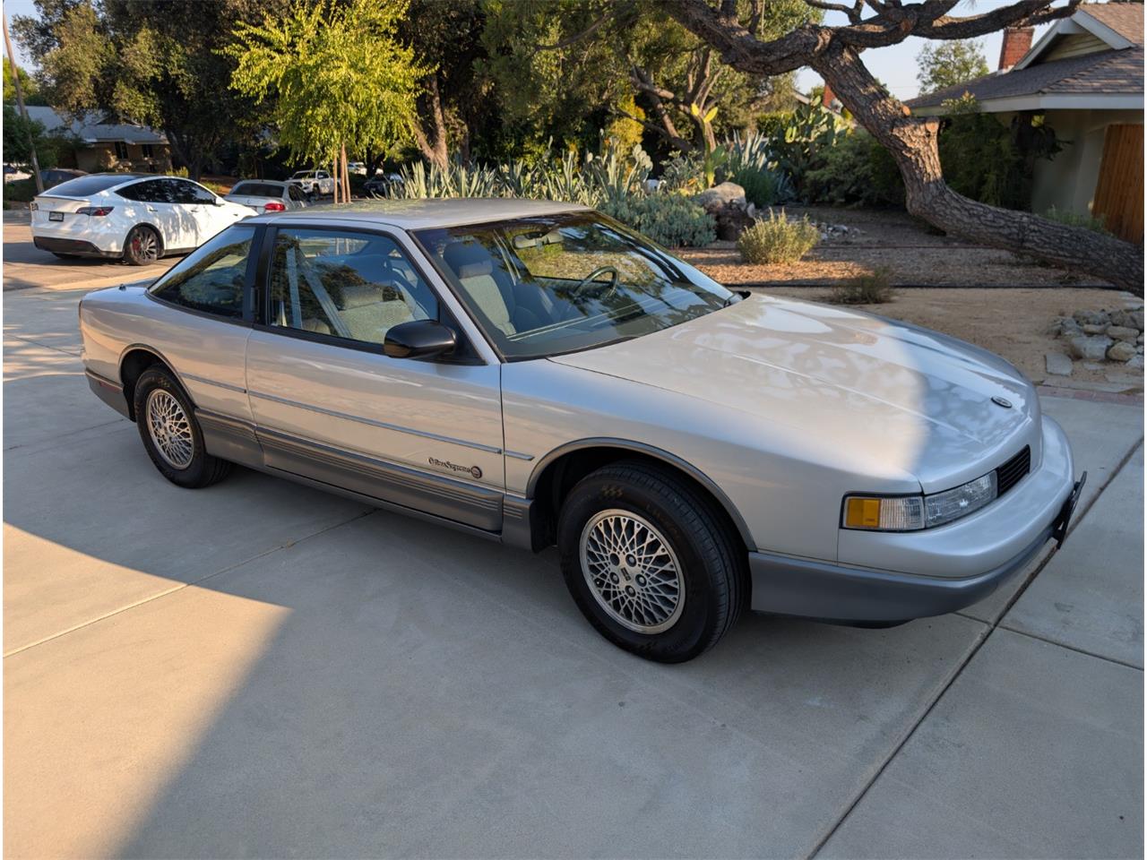 Oldsmobile-2-dr-sedan-1988-silver-gray-4