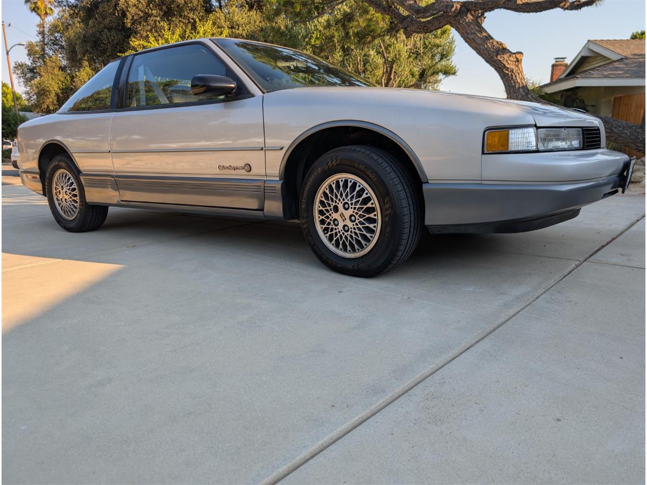 Oldsmobile-2-dr-sedan-1988-silver-gray-5